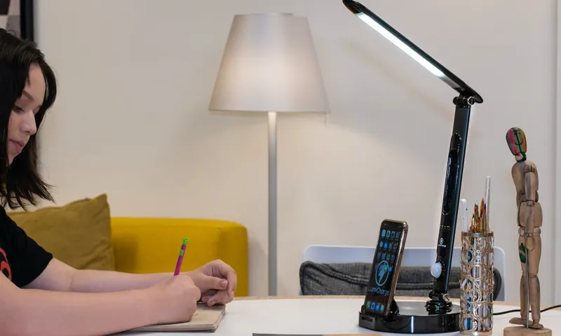 đèn led để bàn làm việc
